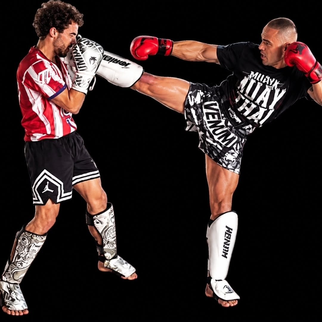 Practicant de Muay Thai executant una puntada frontal a l'oponent