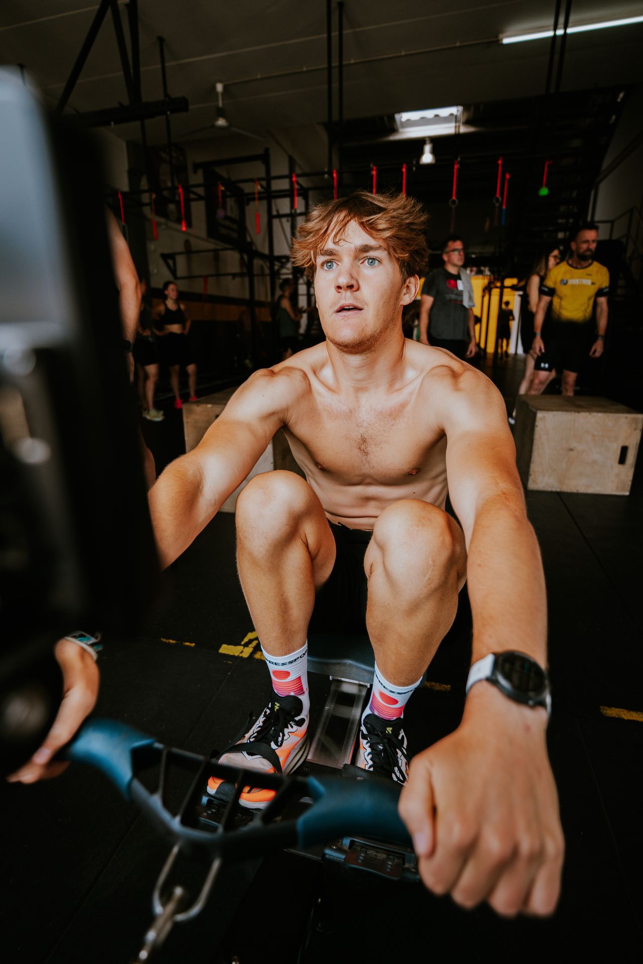 Atleta jove entrenant a rem