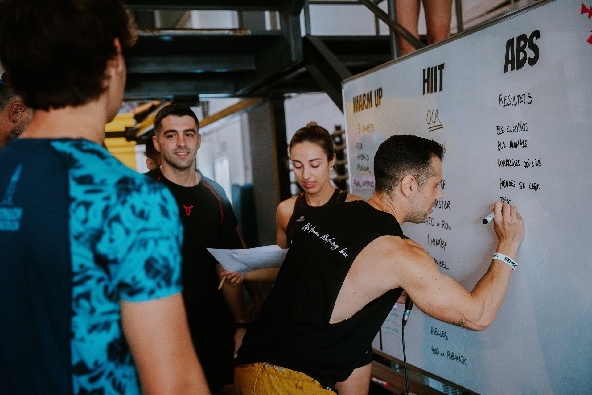 Entrenador apuntant els resultats del WOD